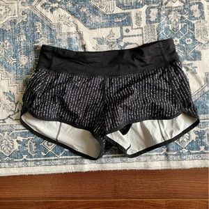 Lululemon speed up shorts with writing detail sz 4